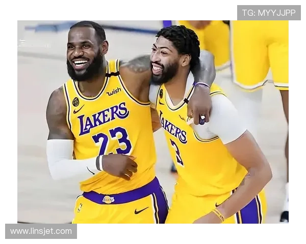 浓眉领衔湖人队全力备战新赛季 詹姆斯状态回暖引期待