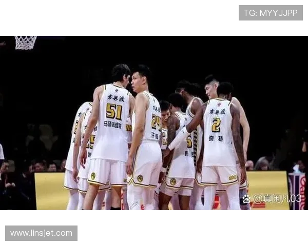 中国篮球队逆袭夺冠 关键时刻全员发力锁定胜局